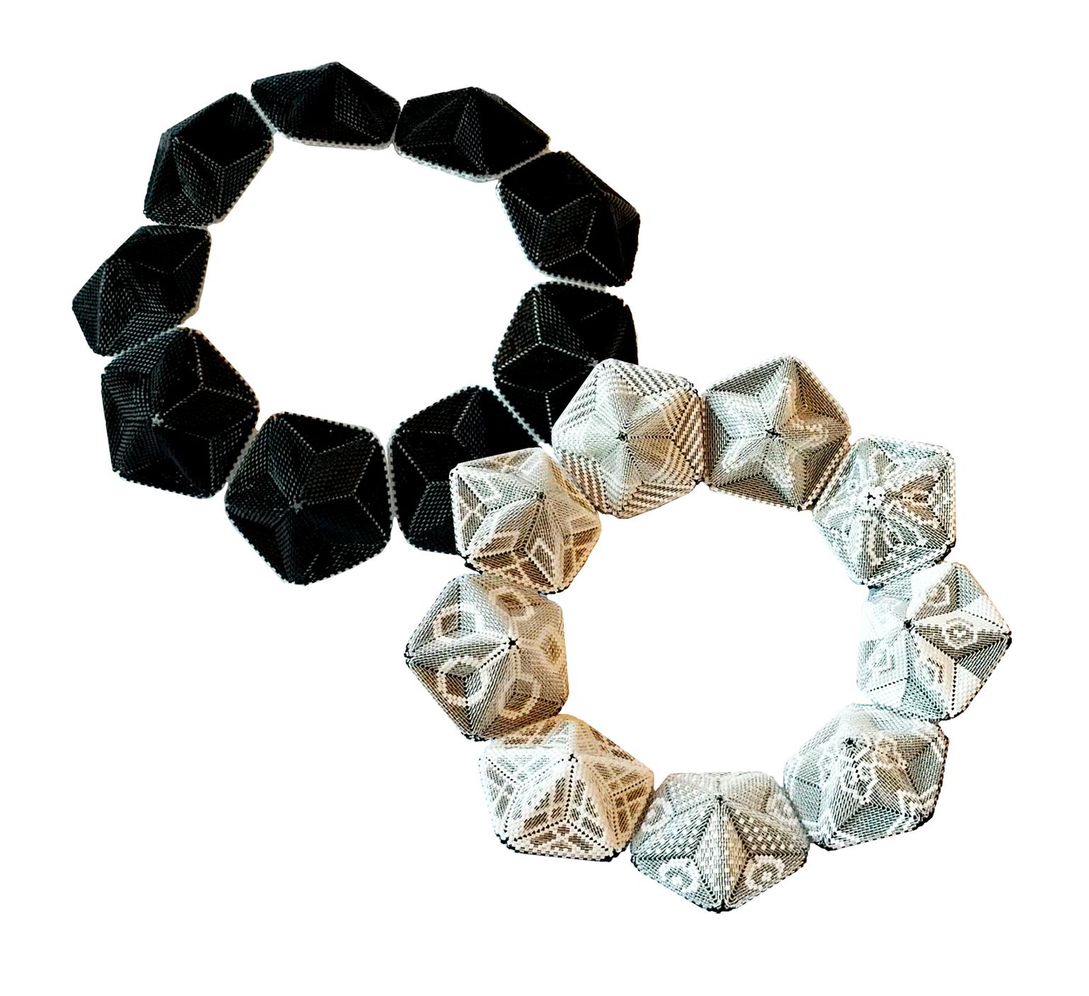 Image for look 'Collar composed of pentagonal elements'