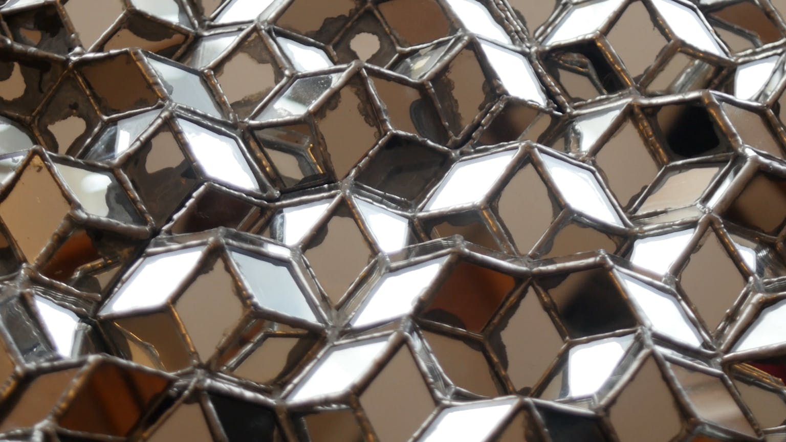 Image for entry 'Mirrored Quasicrystal'