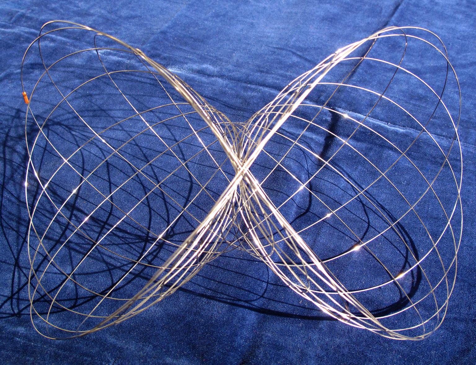 Image for entry 'NODUS-structure with one-side surface “Self Crossing Möebius Band”'
