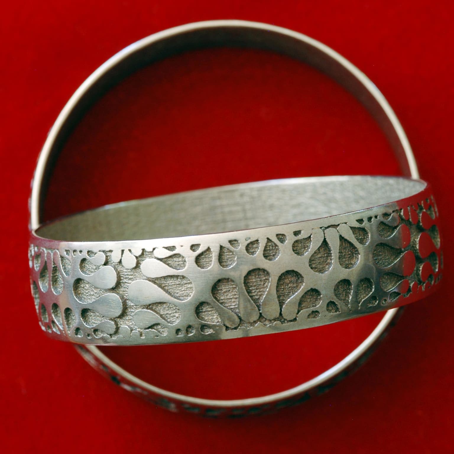 Image for entry 'Assortment of metal braceleted with hyperbolic pattern'