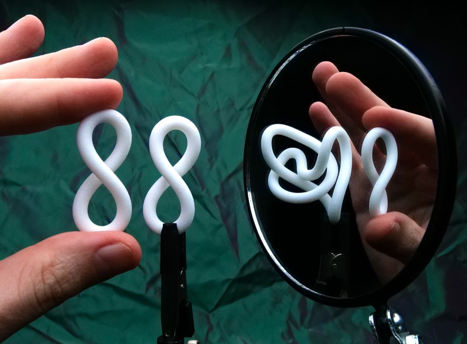 Image for entry 'An unknot and a trefoil disguised as an unknot'