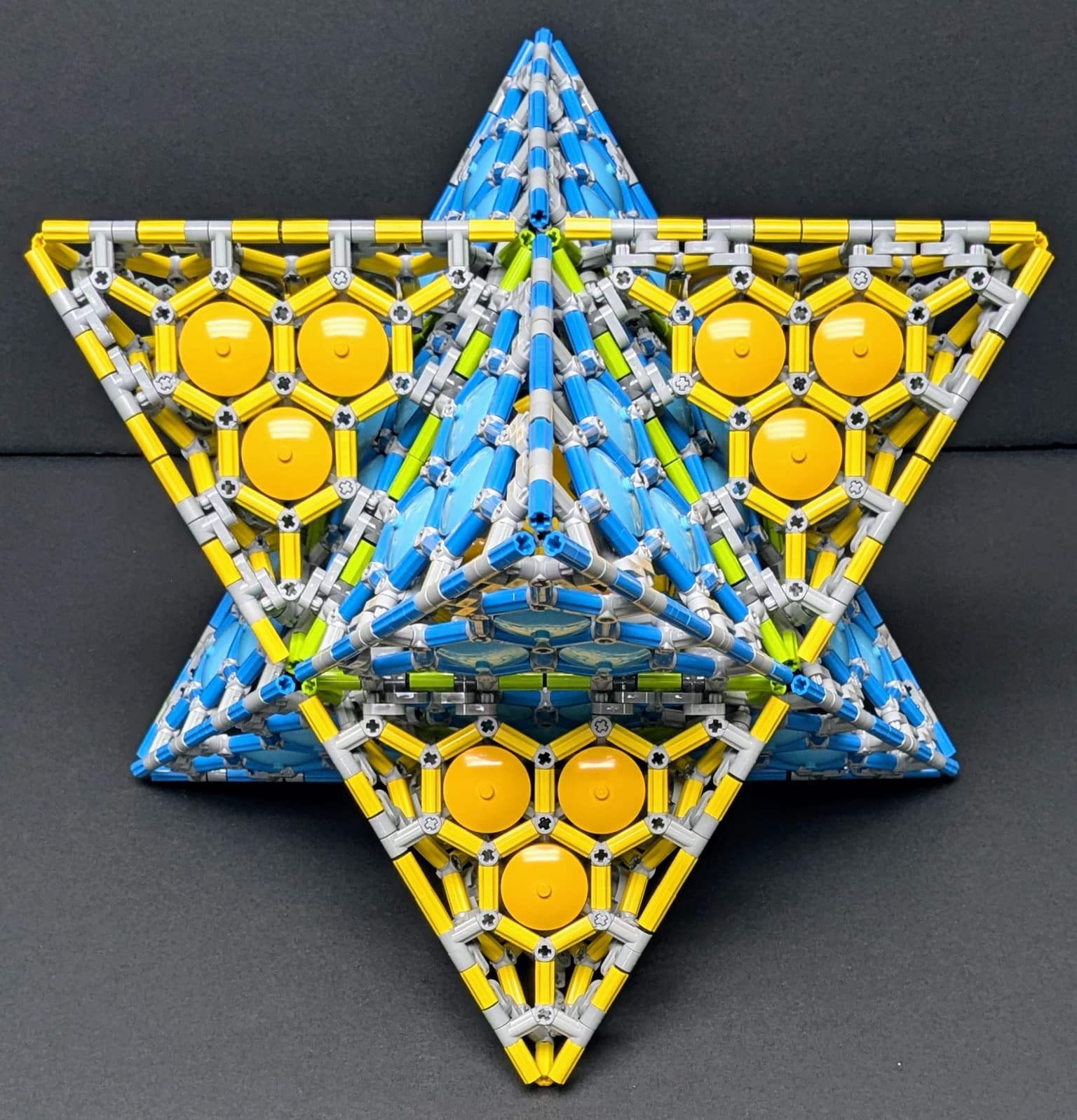 Image for entry 'Two intersecting tetrahedron in LEGO'