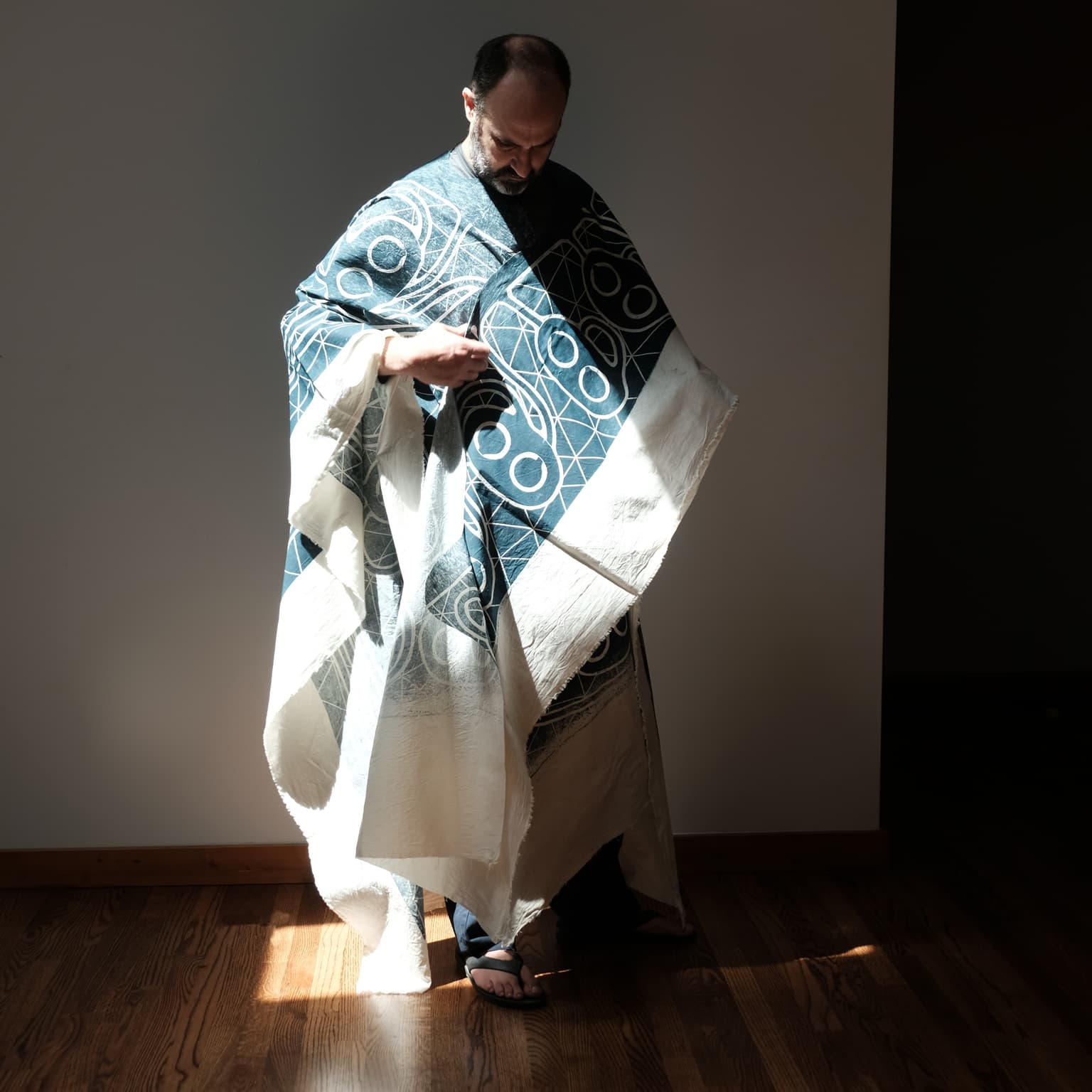 Image for look 'ey bee sees cloak'