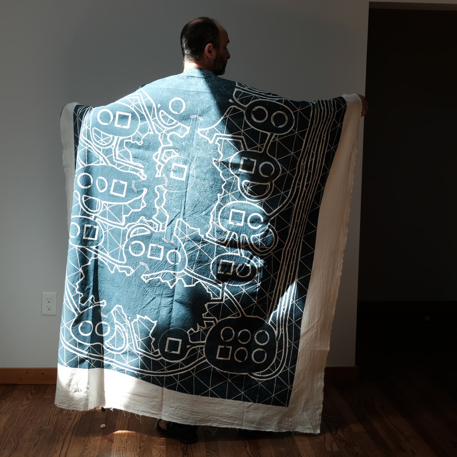 Image for look 'ey bee sees cloak'