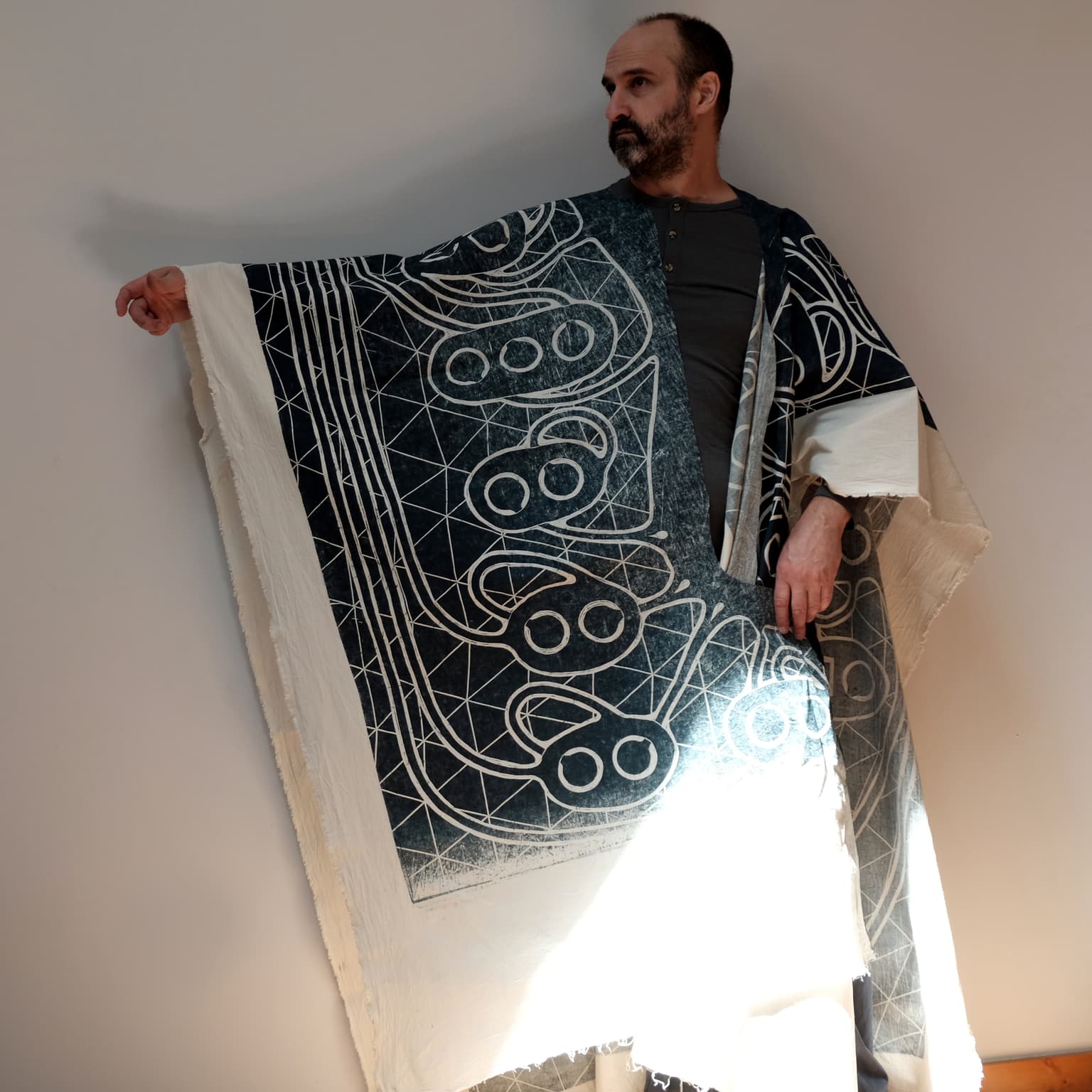 Image for look 'ey bee sees cloak'