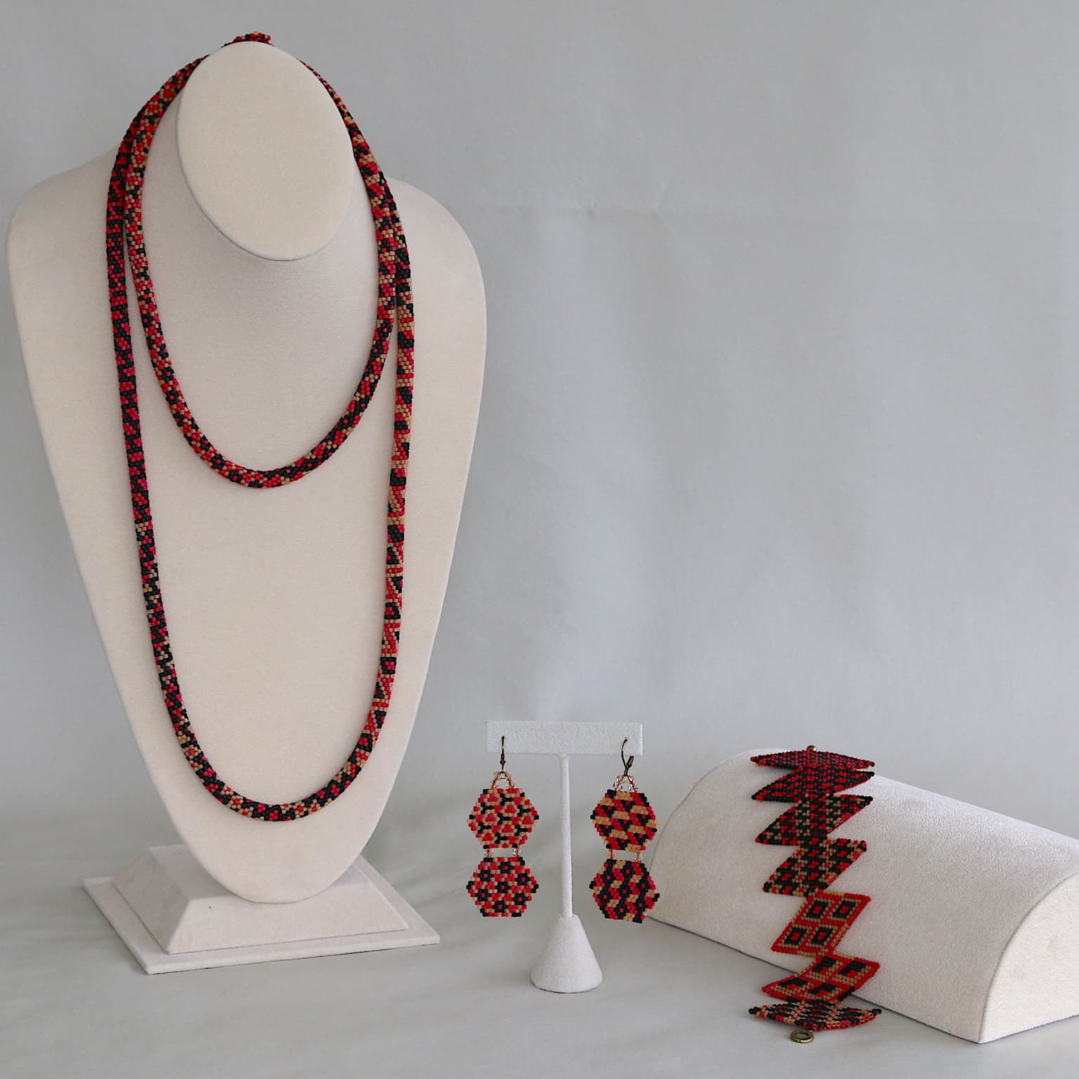 Image for entry 'Serpentine Symmetries'