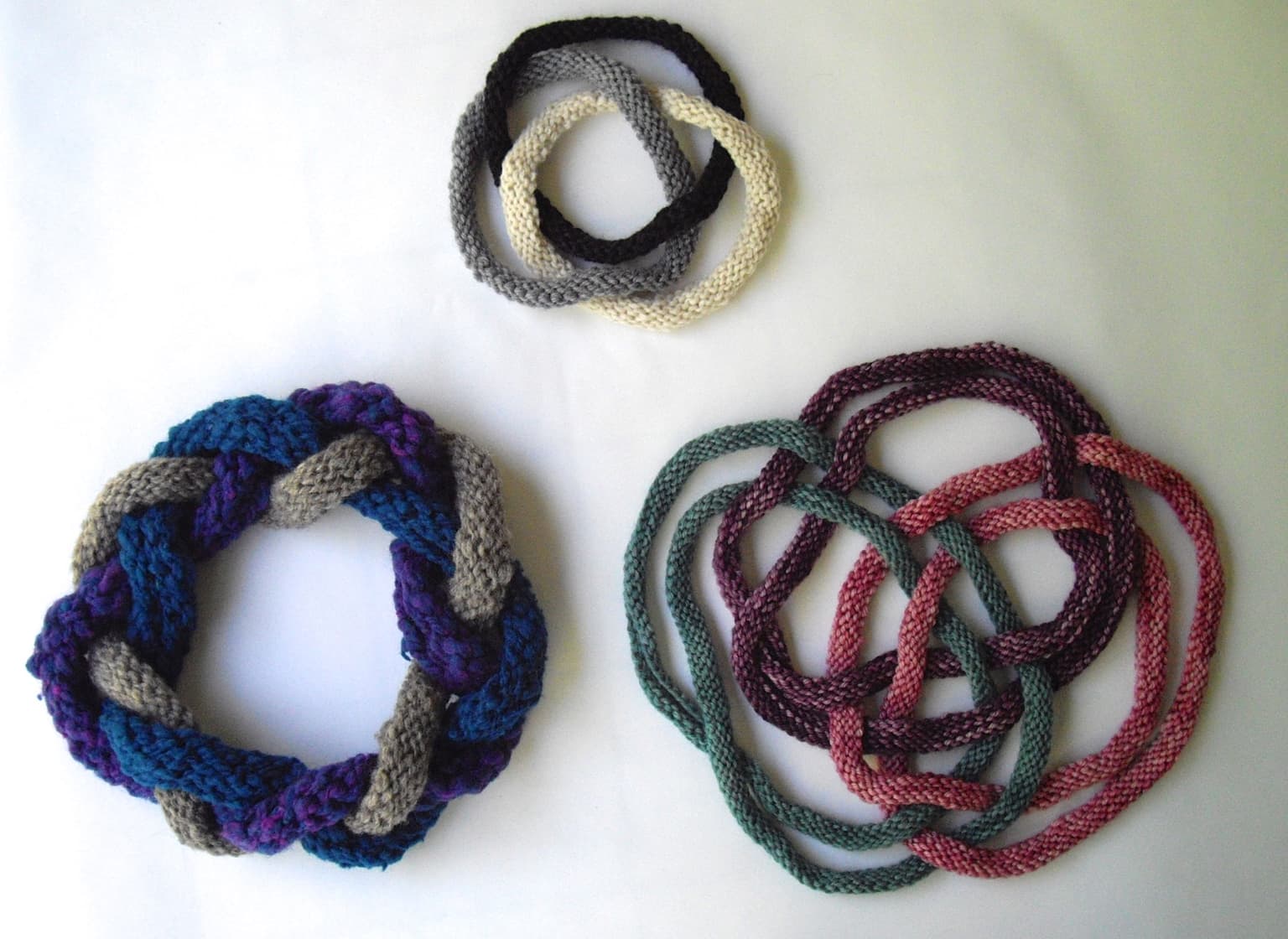 Image for entry 'Brunnian Link Cowls'