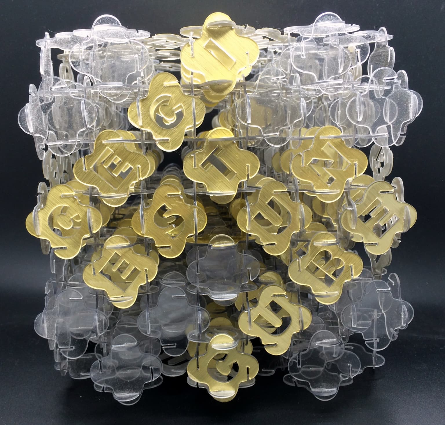 Image for entry 'Ceci est un cube (hommage à René Magritte)'