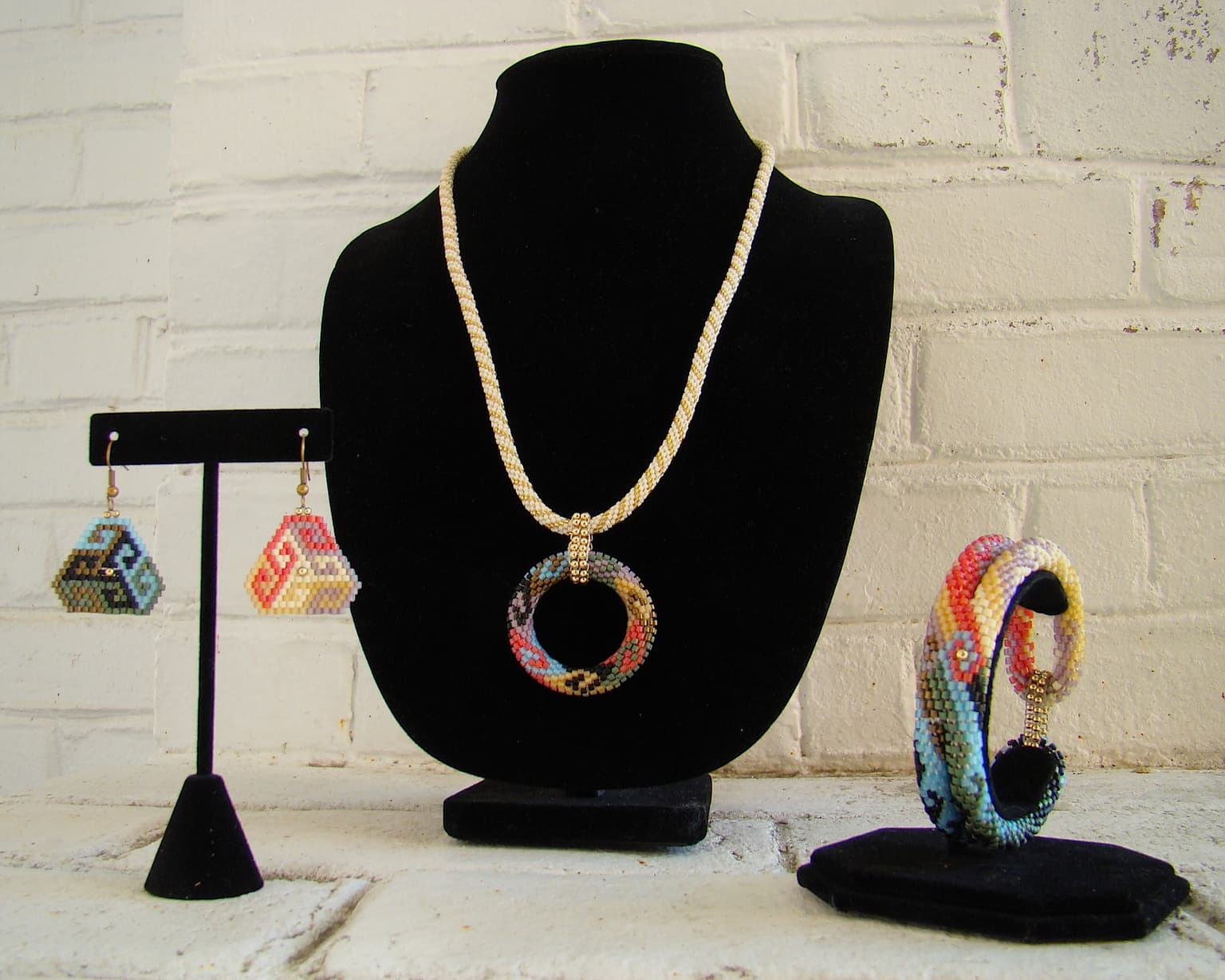 Image for entry 'Map Coloring Jewelry Set'