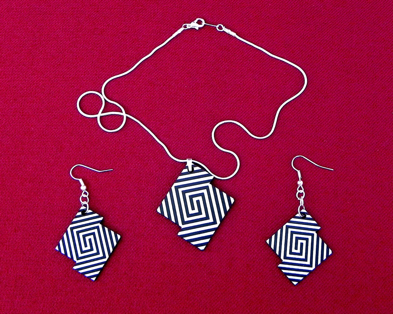 Image for entry 'Jewellery inspired by optical ornaments'