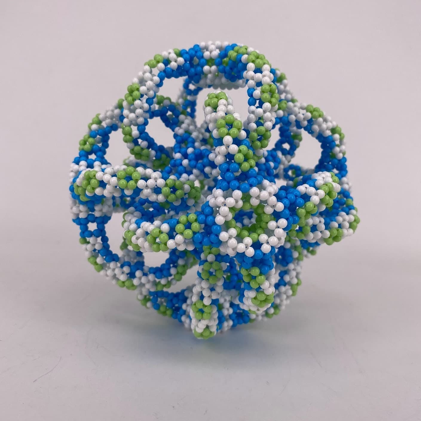 Image for entry 'Beaded Metatrino Sculpture Based on Carbon Nanotube'